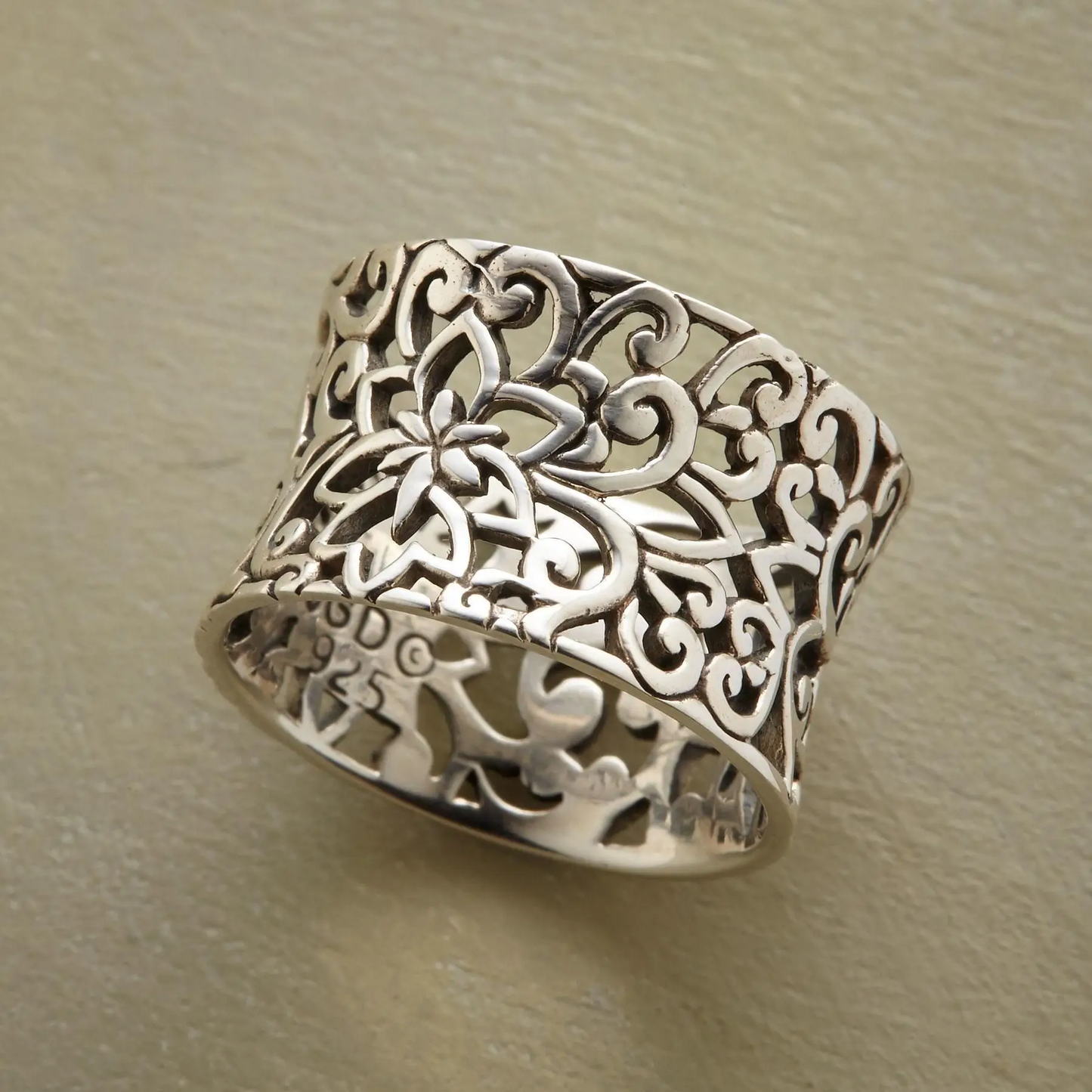 Chic Vintage Silver Hollow Ring for Daily Style